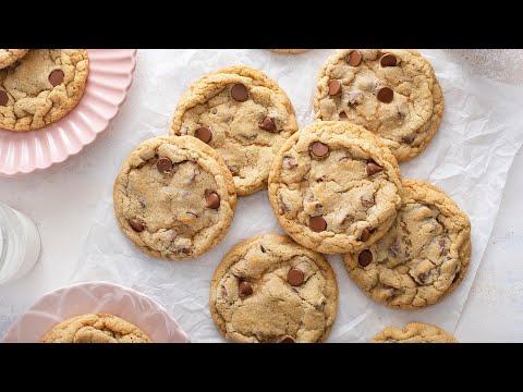 Crumbl Chocolate Chip Cookies