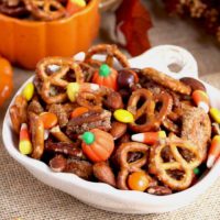 This Pumpkin Spice Snack Mix is sweet, a bit salty and totally addicting! Cinnamon and a hint of pumpkin spice makes this easy party mix the perfect treat for fall.