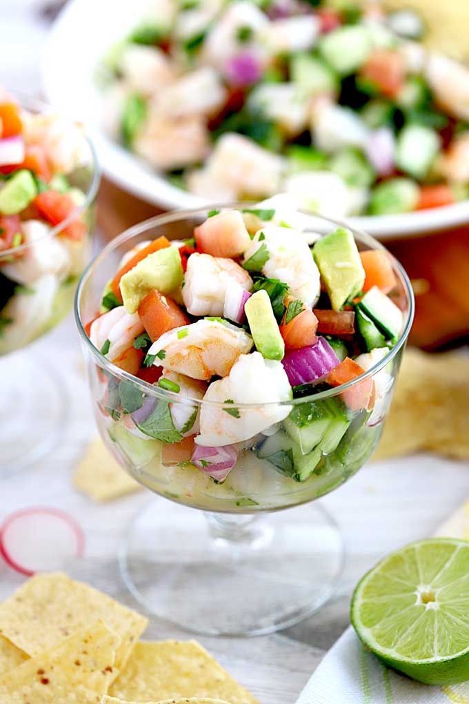 garnaal ceviche geserveerd in een glazen beker