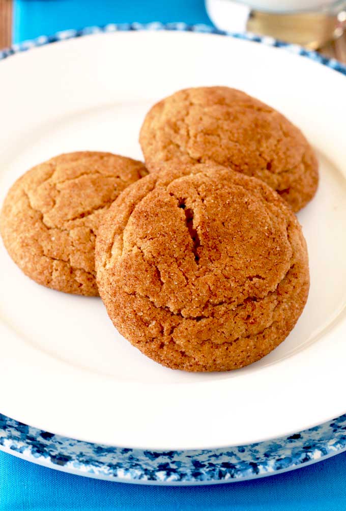 A plate with 3 cookies
