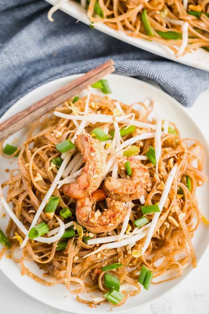 White plate filled with Pad Thai.