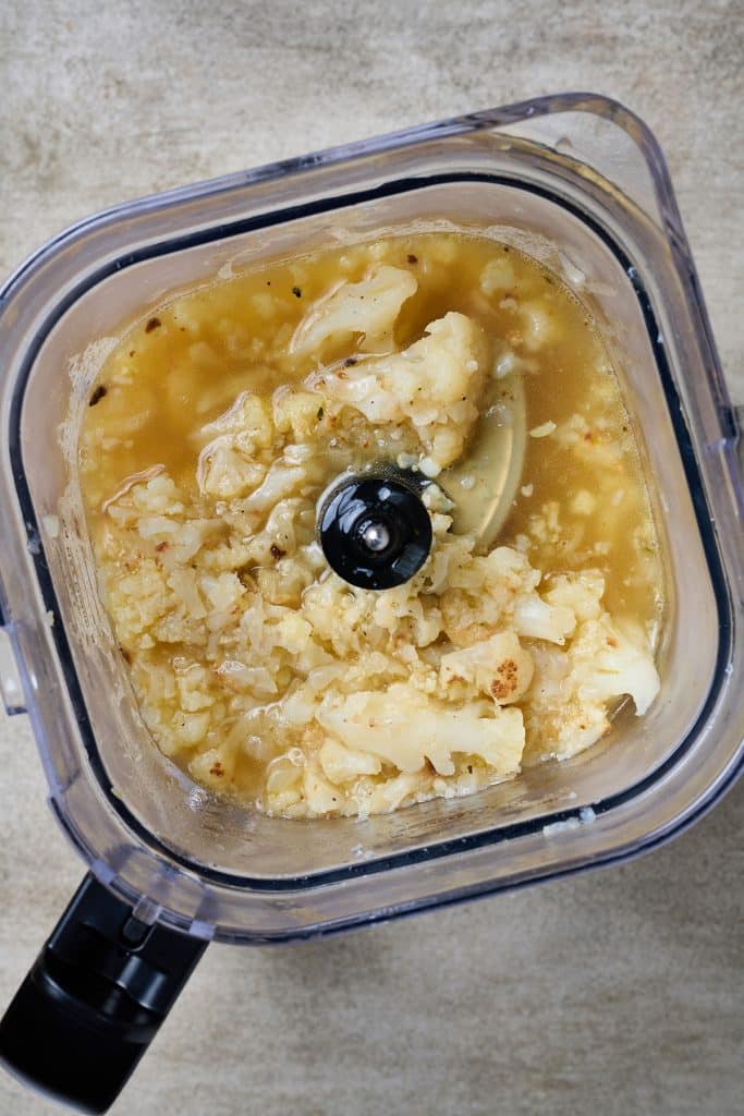 Soup with roasted cauliflower in a blender.