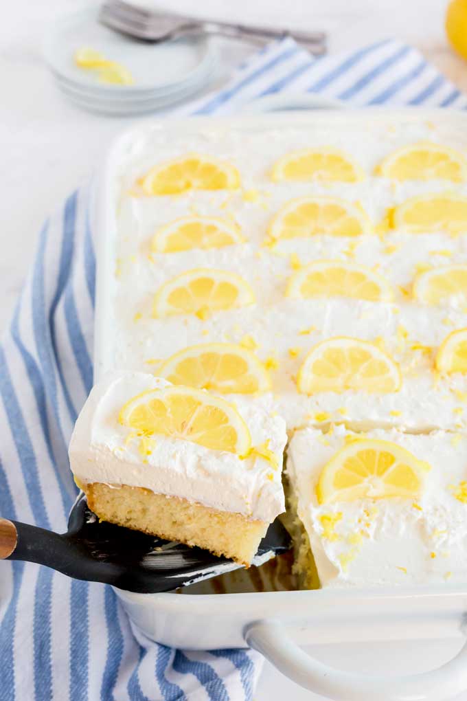 Lifting a piece of lemon cake with a spatula from a baking dish