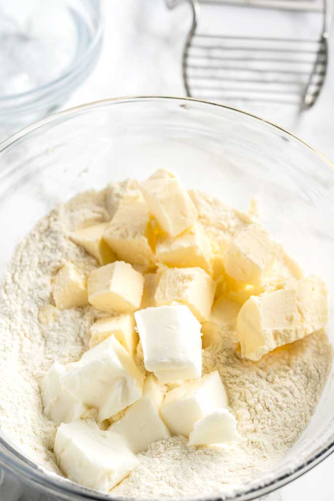Flour, diced butter and diced lard in a glass bowl