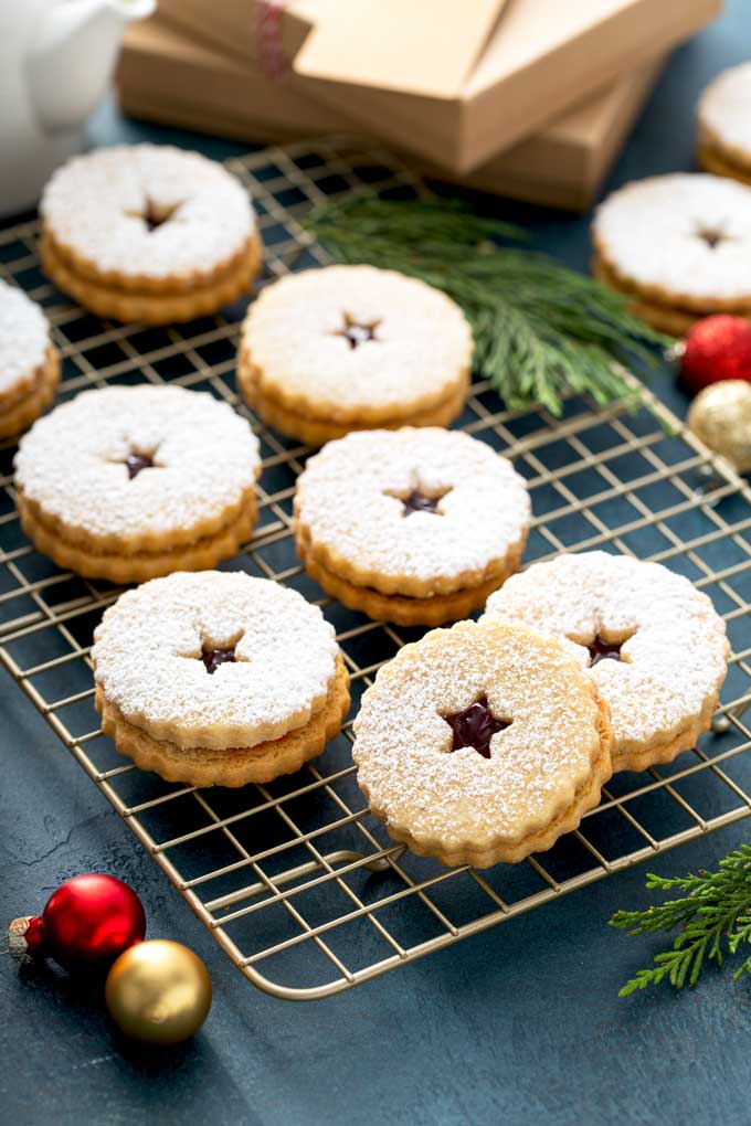 eight linzer cookies over a cooling rack