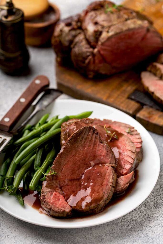 Beef tendeloin with wine sauce served with green beans