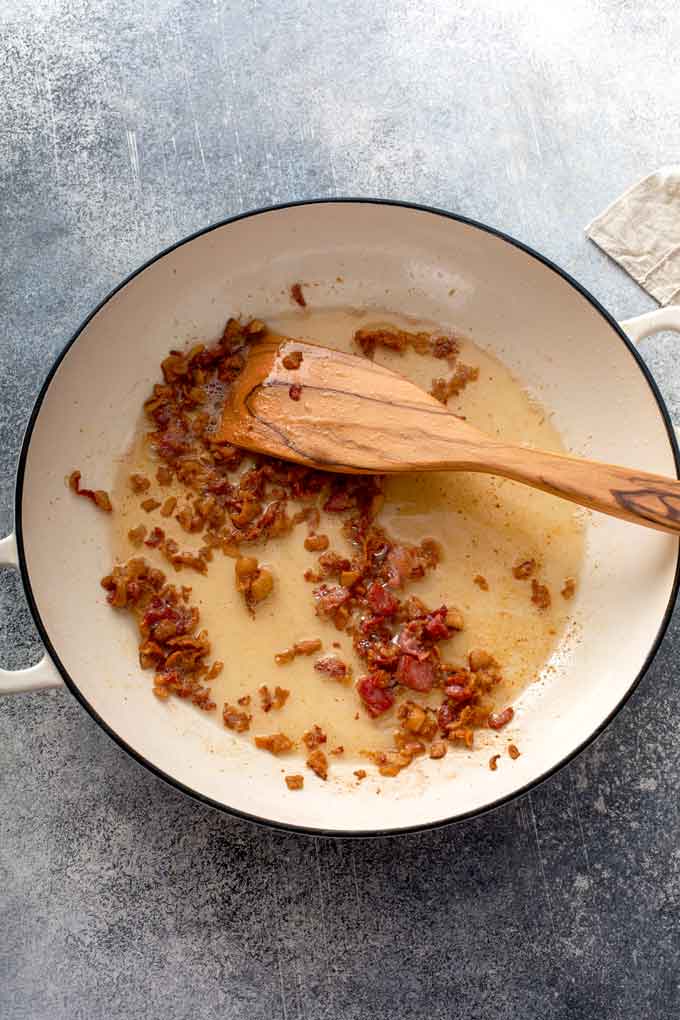 Cooking crispy bacon in a skillet