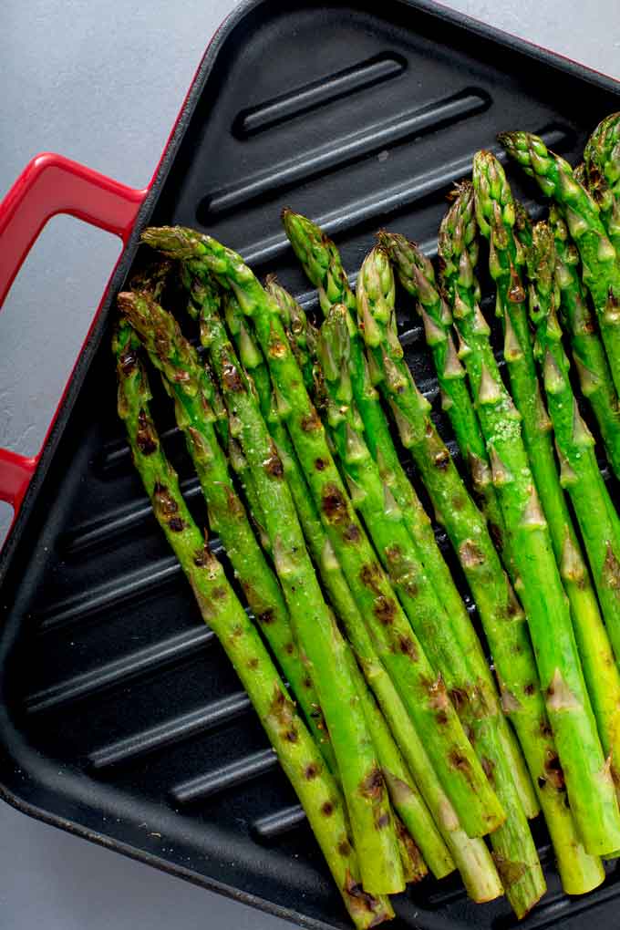 Grilled asparagus on a grill pan.