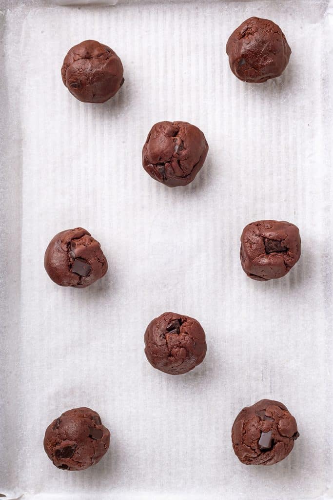 eight bowls of peppermint hot chocolate cookie dough in a baking sheet.