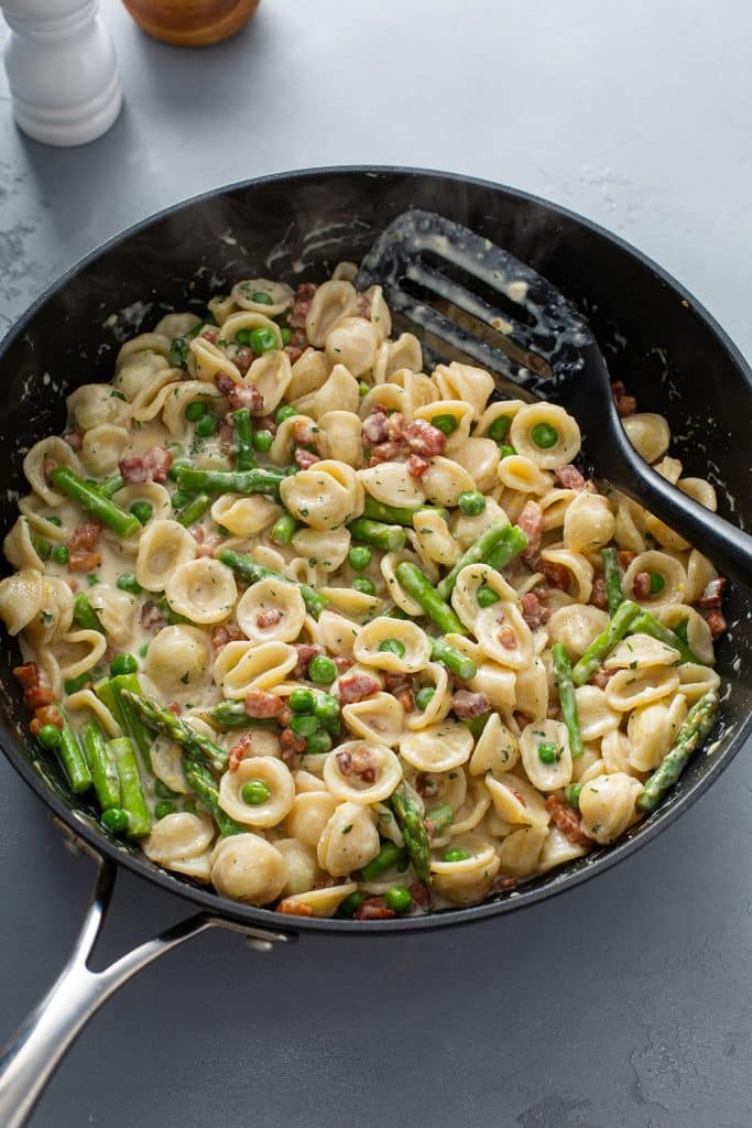 pasta with asparagus with lemon sauce on a skillet 