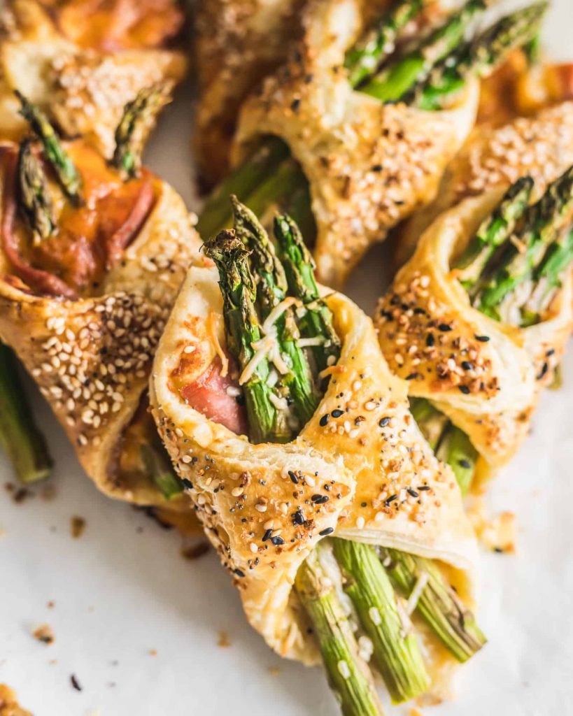 Asparagus bundles of puff pastry